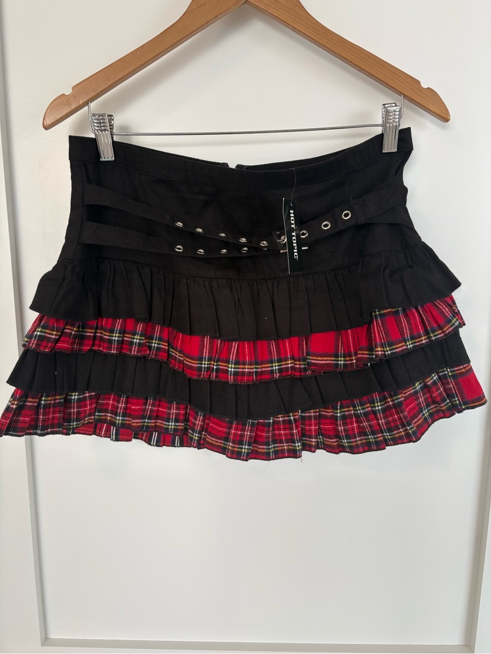 NWT Hot Topic NWT Red Plaid Grommet Buckle Ruffle Mini kilt Skirt M